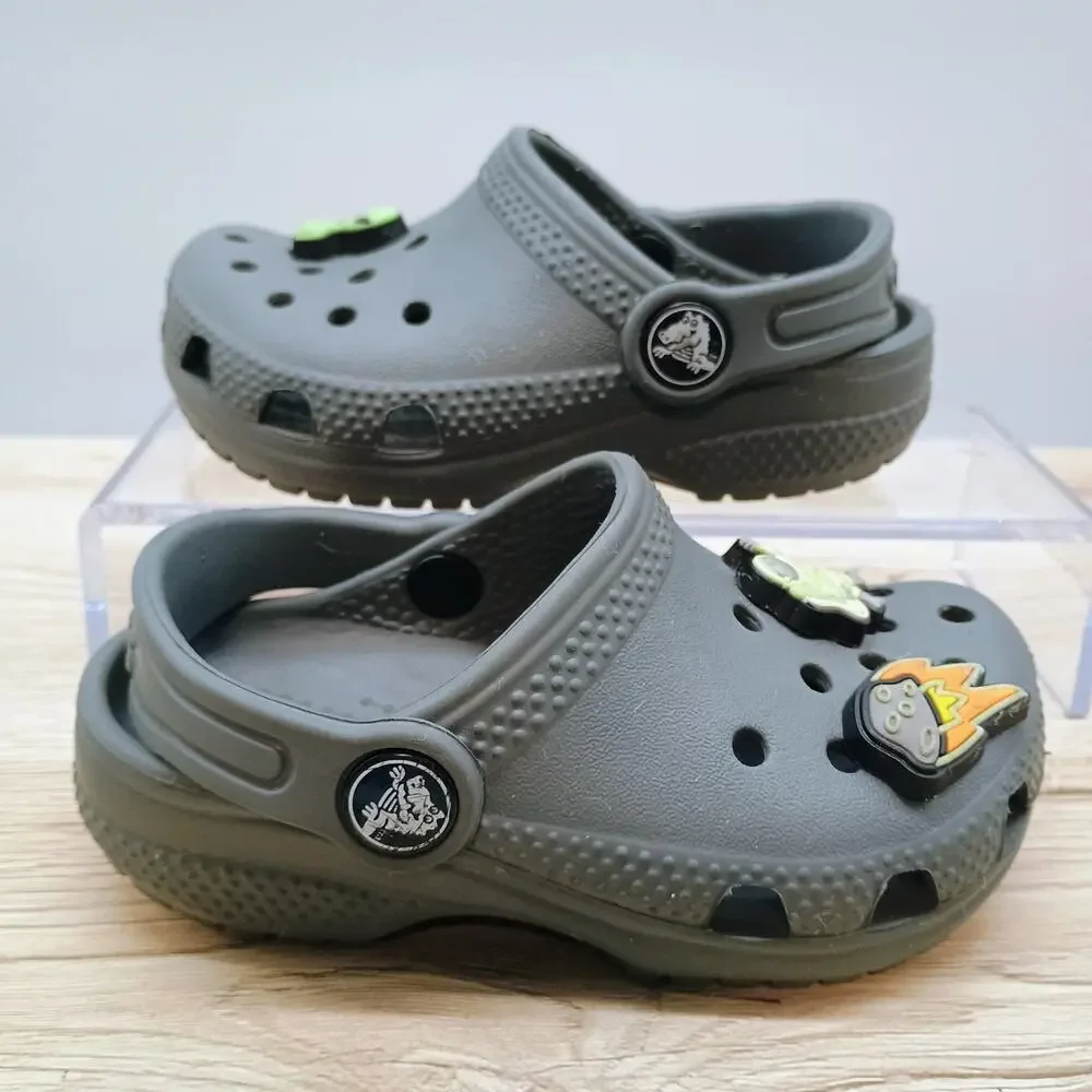 Crocs Unisex Kids 7 Classic Clogs Space Alien Astronaut Dark Gray Sandals